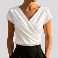 Audrey | Elegante camicetta con scollo a V e drappeggio avvolgente sul davanti