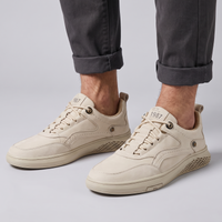 George | Sneaker aus Leder und Wildleder mit mehrlagigen Ziernähten