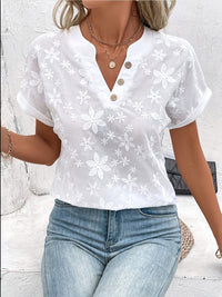 Livia | Femminile camicetta floreale ricamata con scollo a V